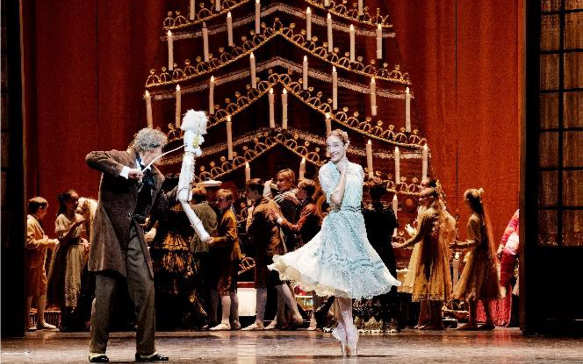 Photo d'un ballet classique avec danseurs et danseuses sur la scène d'un théâtre