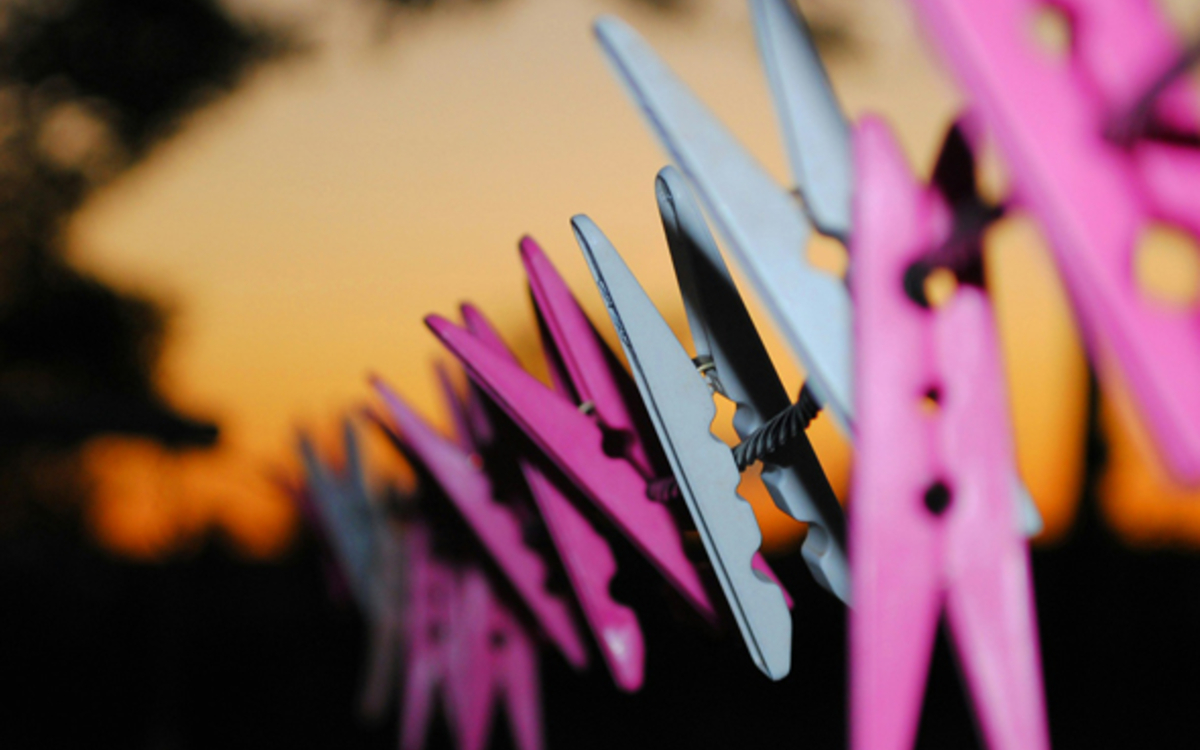 Pinces sur une corde à linge sur fond de coucher de soleil
