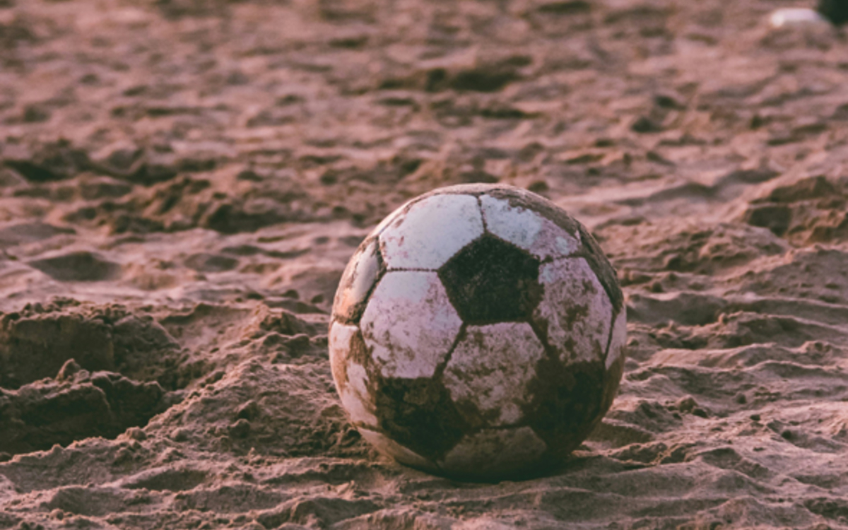 ballon de football sur le sable