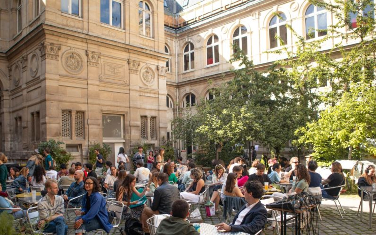 des gens dans la cour végétalisée de l'Académie du Climat 