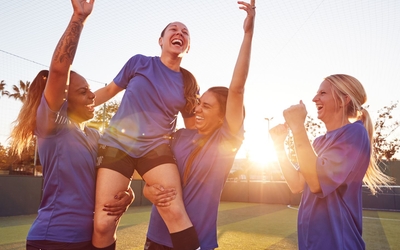 4 jeunes footballeuses en joie