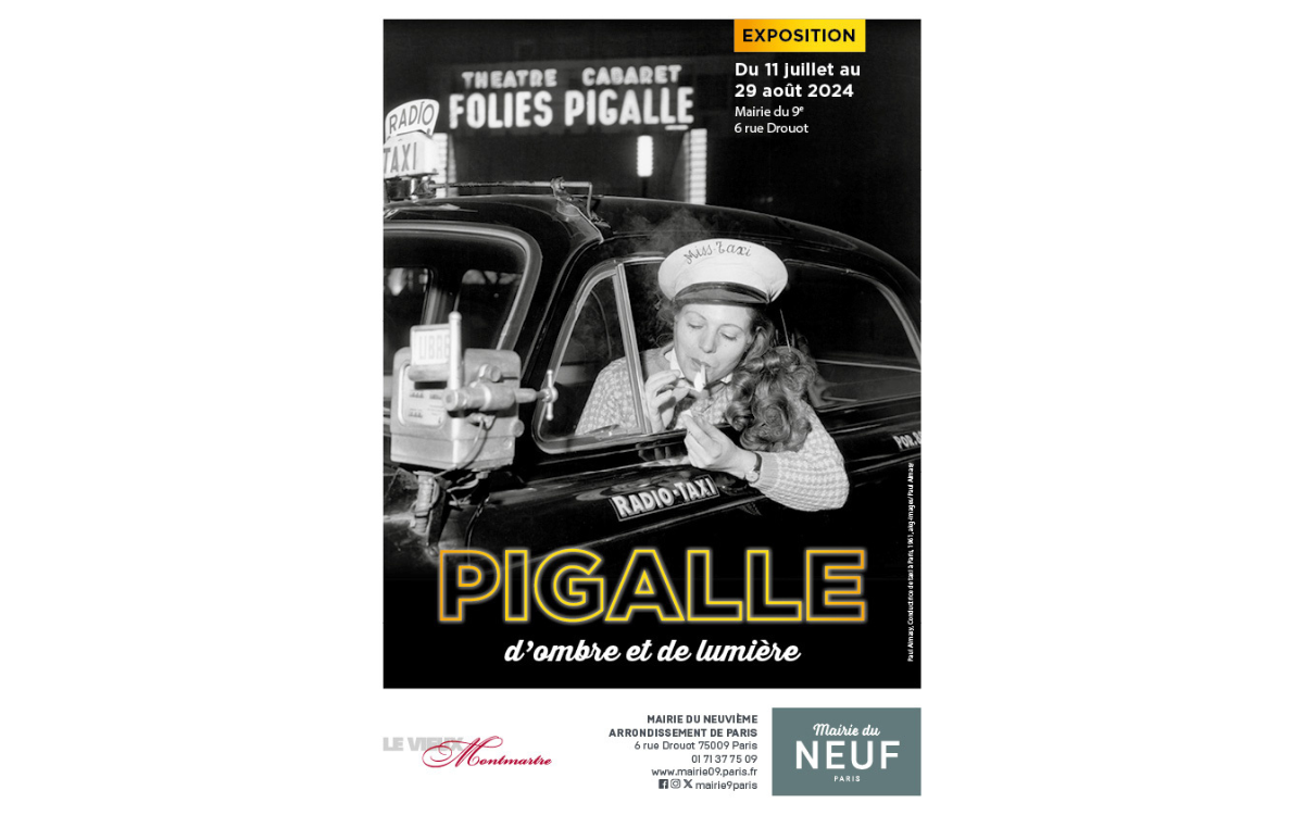 photo en noir et blanc d'une femme dans une vieille voiture avec une cigarette 