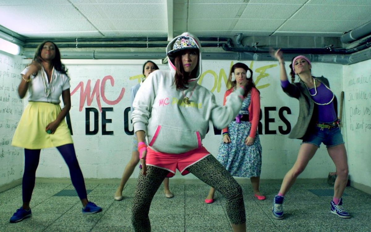 Photo de cinq femmes debout et conquérantes