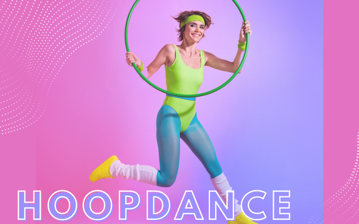 Femme tenant un cerceau dans les mains