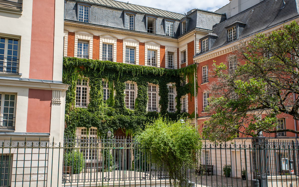 Facade de l'Institut historique allemand, avec des briques rouges et des vignes parcourant le mur principal