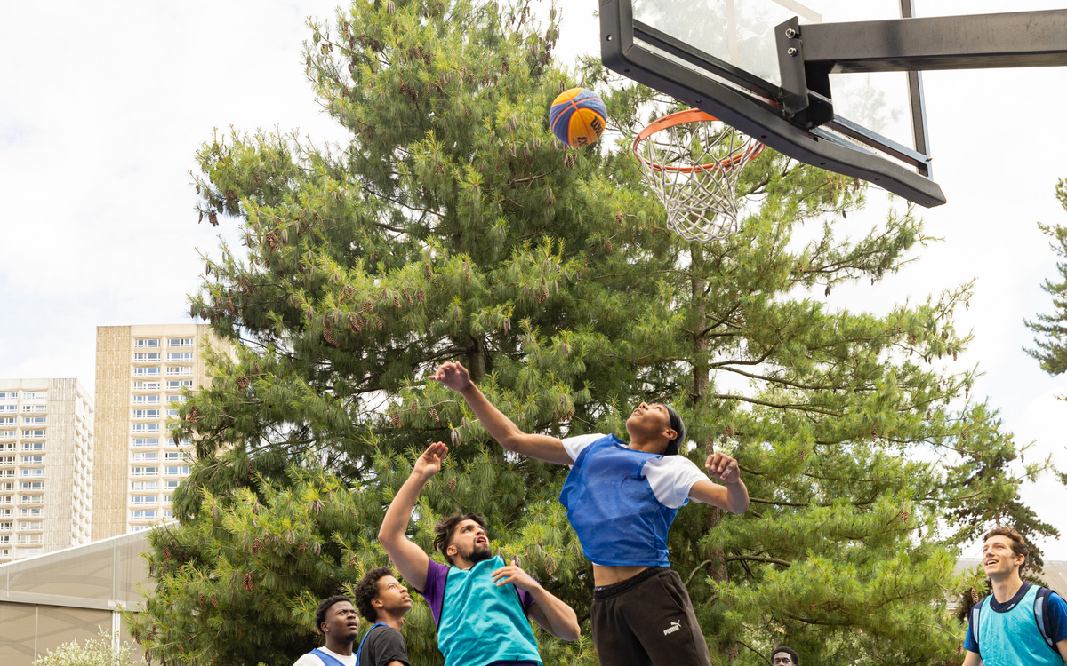 Match de basket 3x3 lors des Olympiades des arrondissements au centre sportif Charles Moureu .