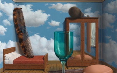 Tableau de René Magritte, Les valeurs personnelles, représentant plusieurs objets et meubles du quotidien sur un fond de ciel nuageux