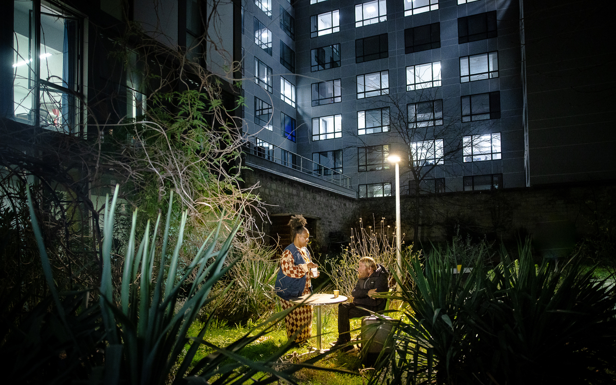 Duo d'une personne accompagnée et d'une travailleuse sociale du Samusocial de Paris