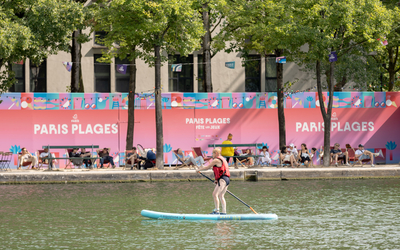 Un Parisien essaye le stand-up paddle