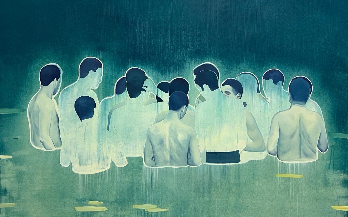 L'œuvre "The Cleaning" de Nabil El Makhloufi, réalisée en 2024, est une acrylique sur toile mesurant 140 x 180 cm. Cette peinture représente un groupe de figures masculines aux contours flous, baignées dans une atmosphère onirique et éthérée. Les corps, partiellement immergés et peints dans des teintes de bleu et de vert, semblent flotter dans un espace indistinct, évoquant une scène de purification ou de réflexion collective. L'effet visuel créé par l'usage des couleurs et des formes confère à l'œuvre une dimension introspective, incitant le spectateur à méditer sur les thèmes de l'identité, de l'appartenance et de la communauté. "The Cleaning" témoigne du talent d'El Makhloufi à fusionner héritages marocain et influences européennes pour créer des compositions poétiques et profondes.