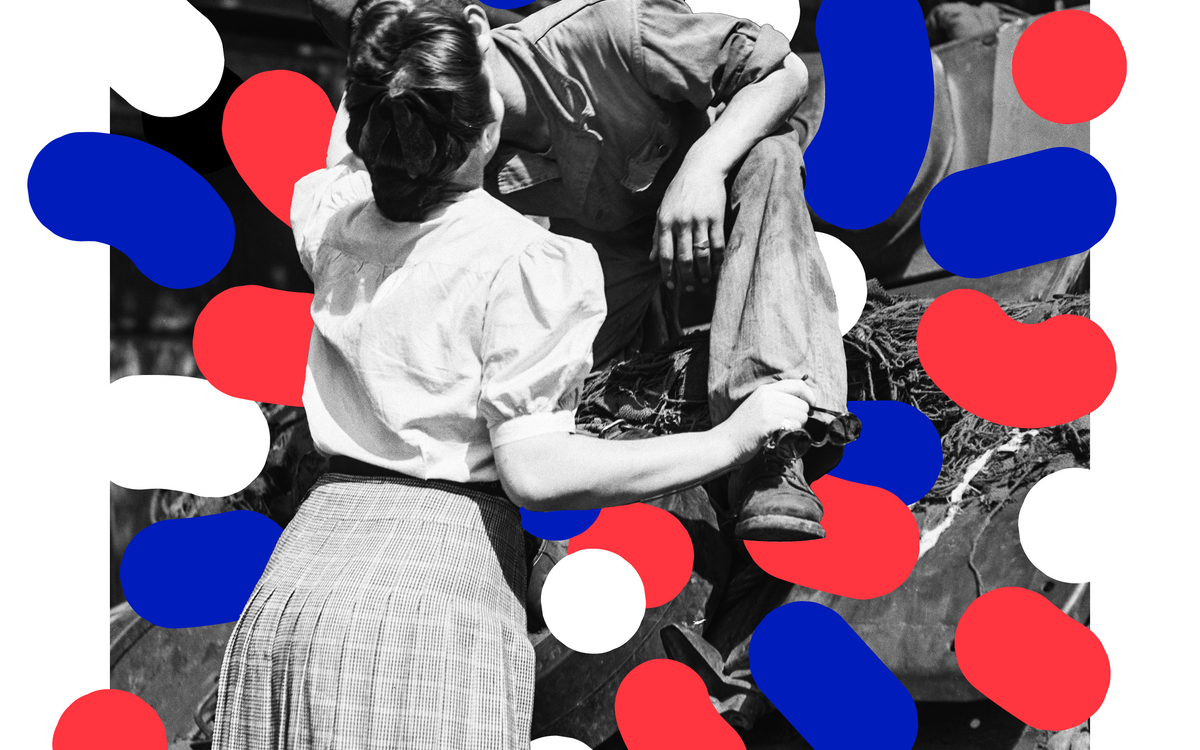 Photo en noir et blanc d'un couple s'embrassant