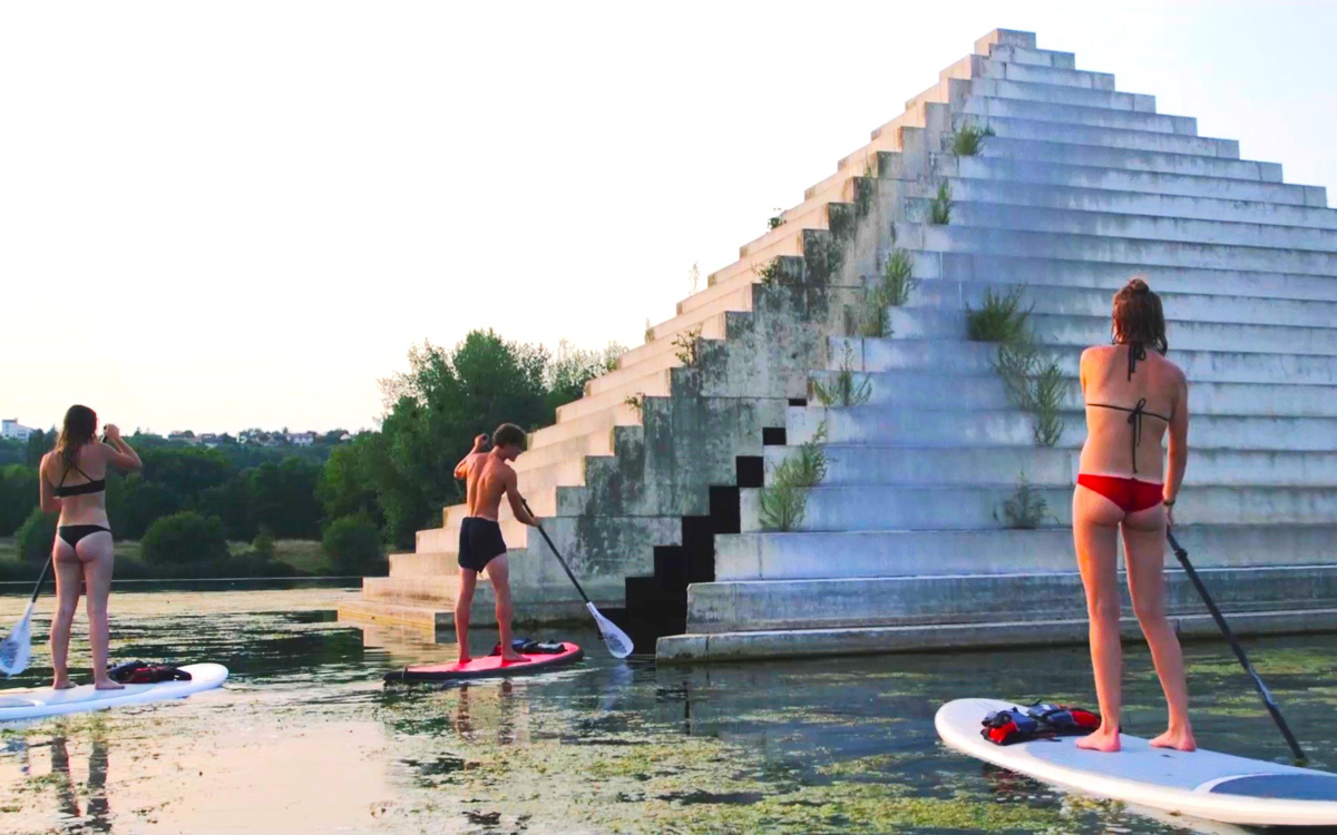 Photo extraite du film "L'île au trésor" montrant des adolescents ramant sur l'eau