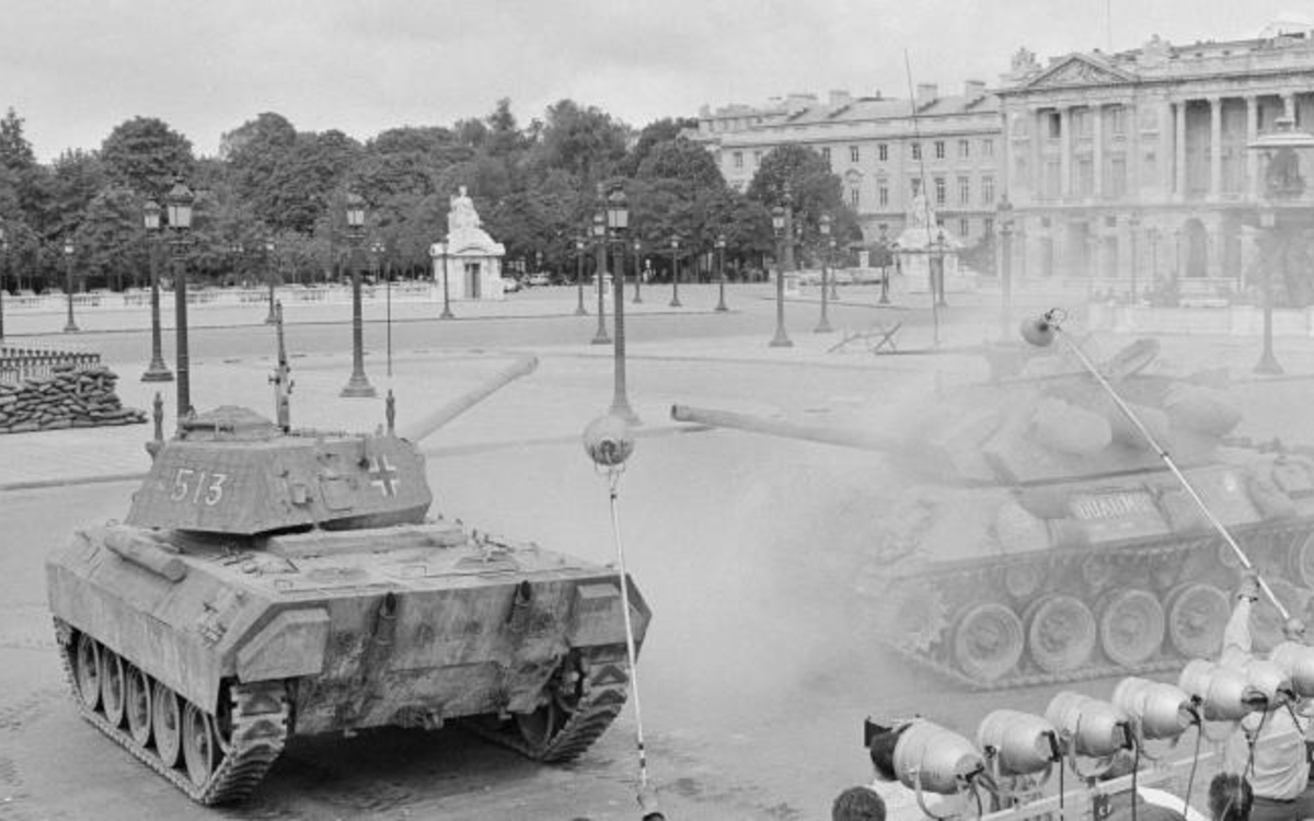 Sur la place de la Concorde, en août 1965, un tournage a lieu