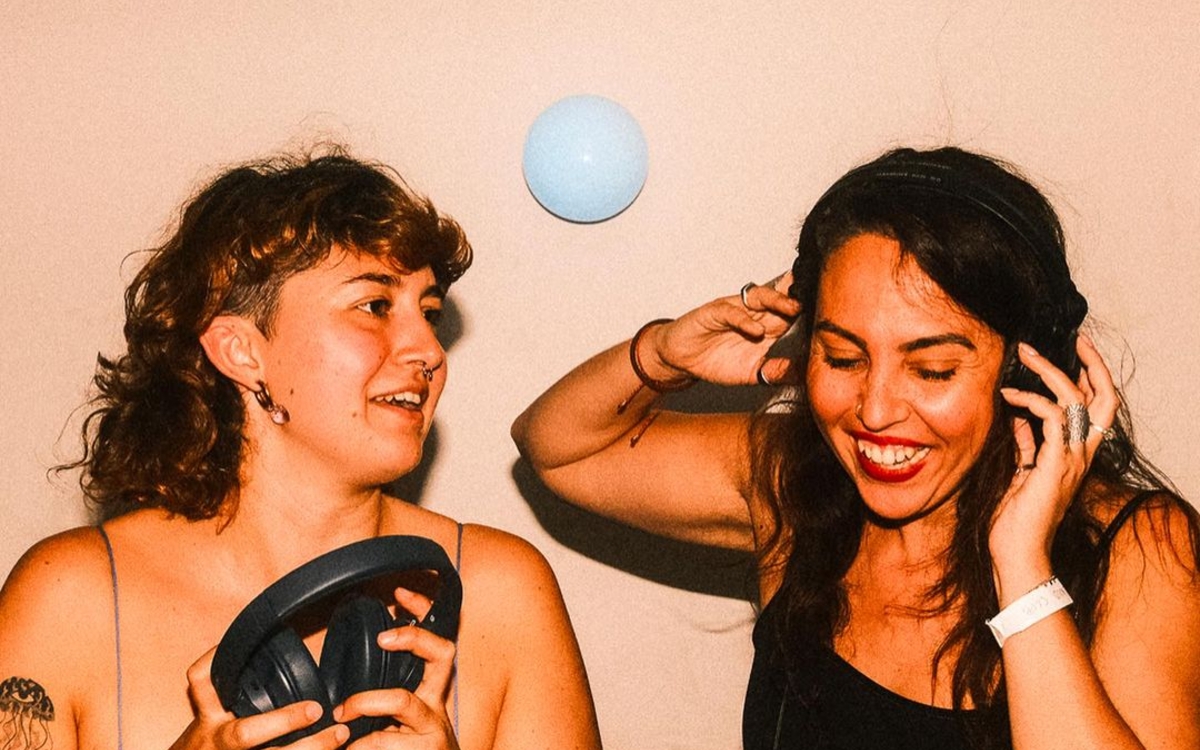 Deux femmes DJ en train de mixer 