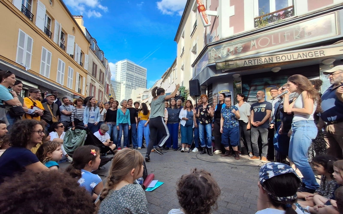 groupe de chorale qui chante dans la rue