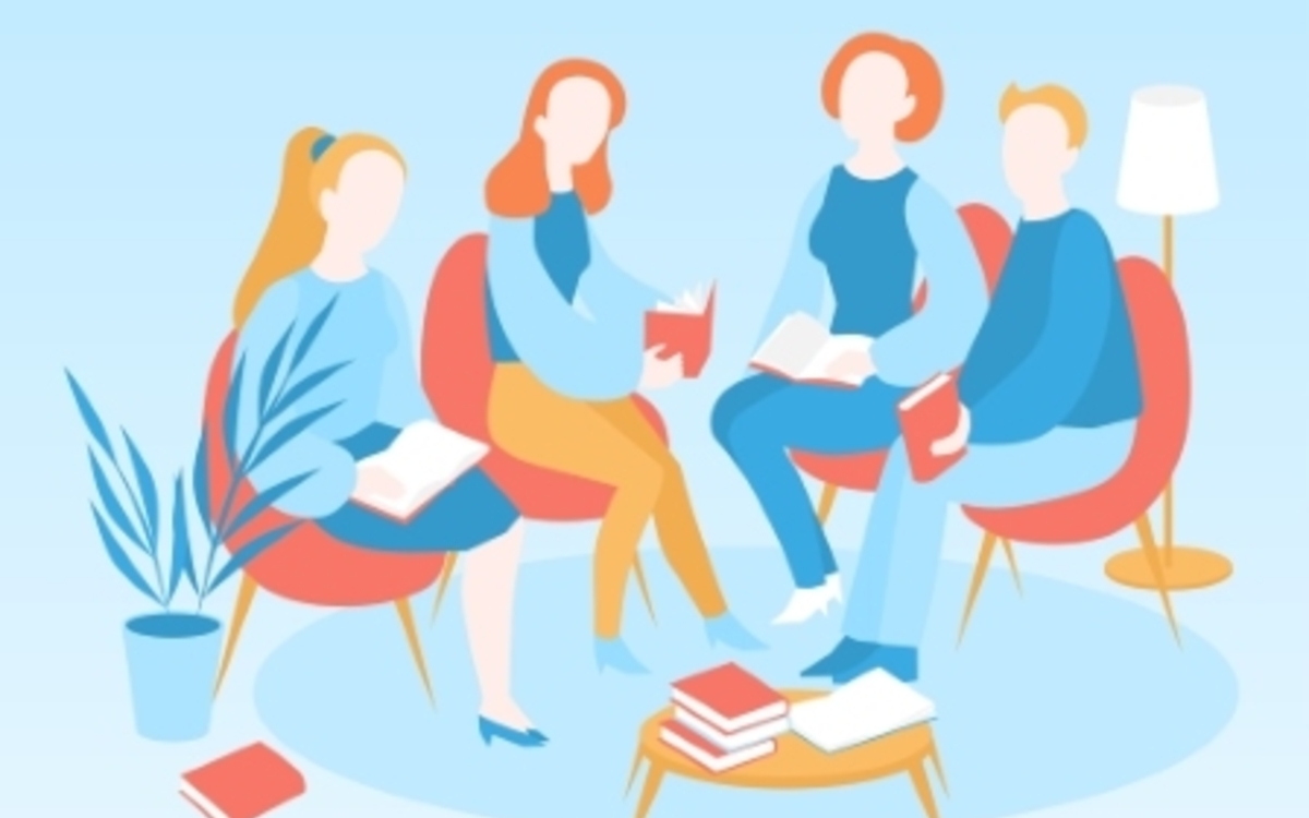 Personnes assises tenant un livre à la main discutant entre elles