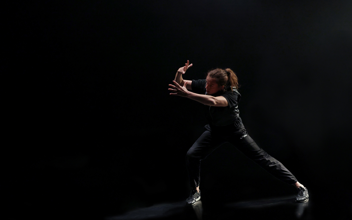 Image d'une danseuse avec les mains tendues