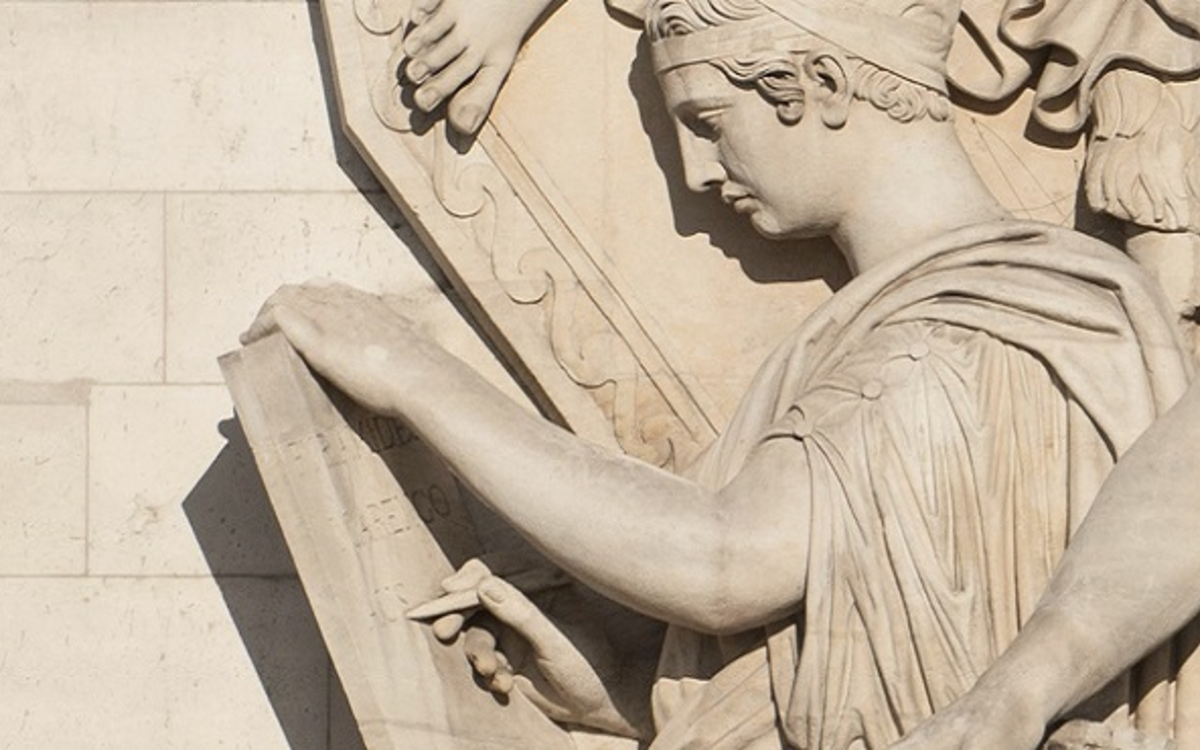 La muse de l'Histoire dans le groupe sculpté Le triomphe de Napoléon par Jean-Pierre Cortot, 1810.