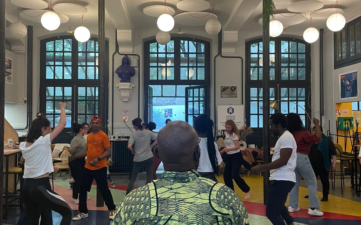 Des personnes qui dansent