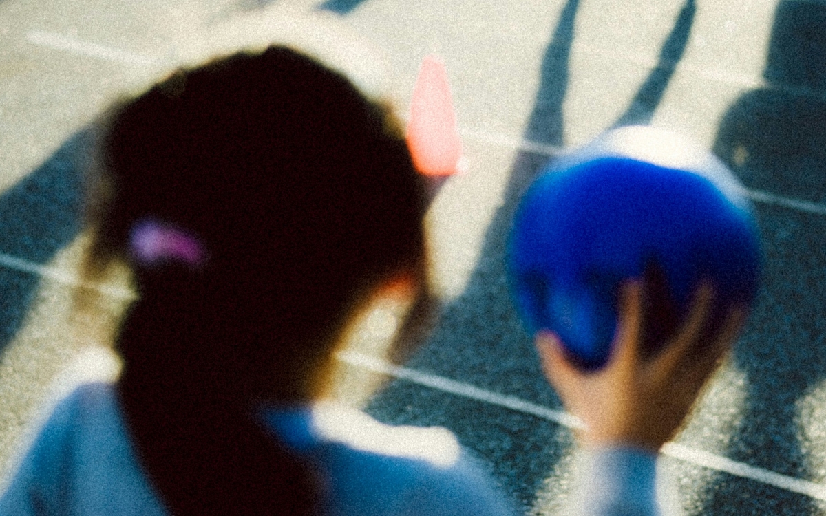 enfant de dos jouant à la balle
