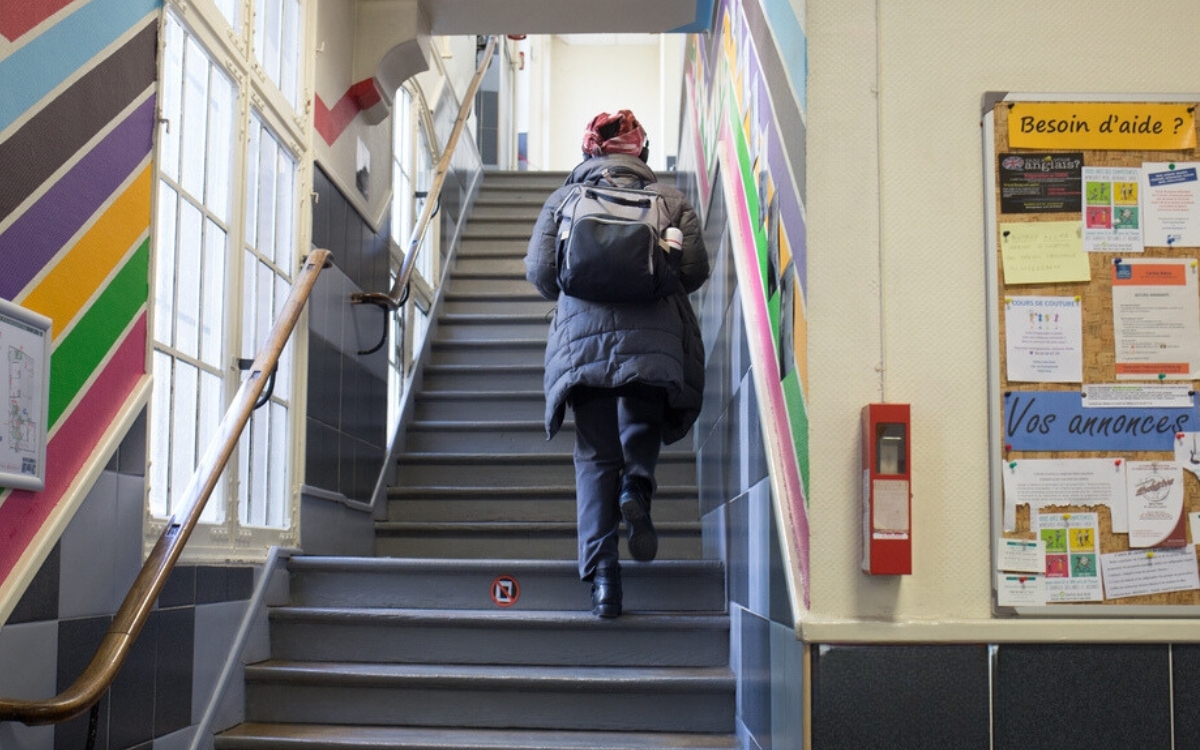 Une auditrice du lycée d'adultes de Paris monte les escaliers