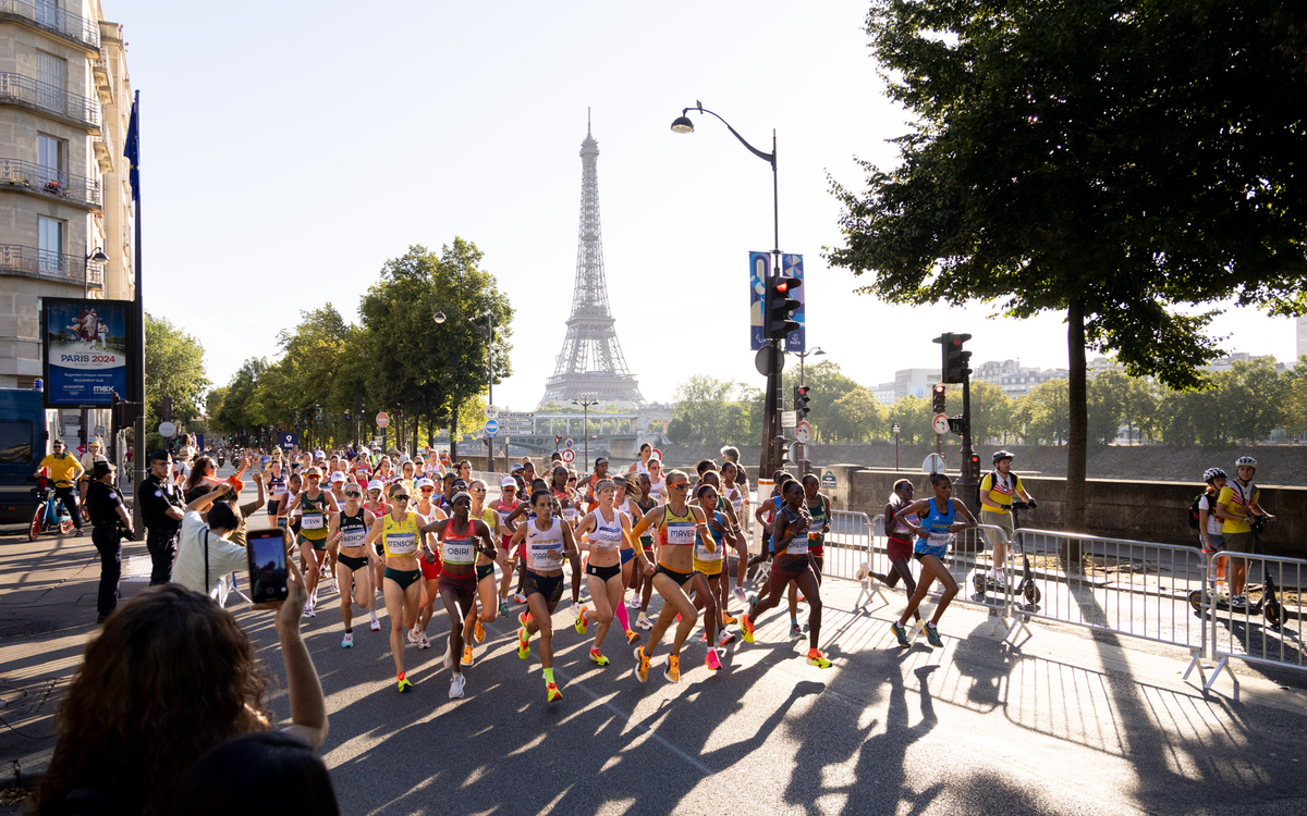 Photo de coureurs devant la tour Eiffel