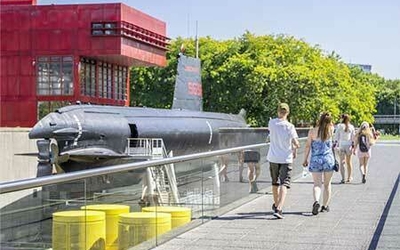 Sous-marin stationné devant la cité