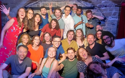 photo de groupe sur scène avec des gens joyeux et souriants