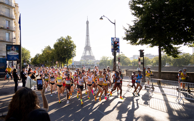 Photo de coureurs devant la tour Eiffel