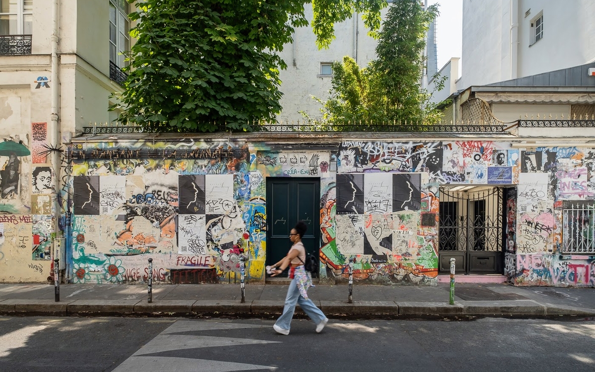 Personne marchant dans la rue devant le musée