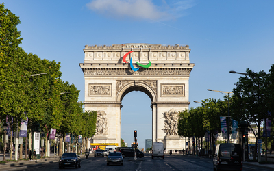 Photo de l'Arc de Triomphe avec les Agitos