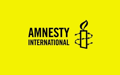 logo d'Amnesty International sur fond jaune vif : dessin d'une bougie qui brûle, entourée de fil de fer barbelé