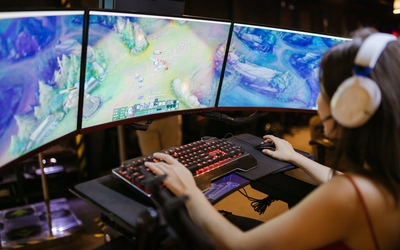 Photo d'une joueuse de League of Legends