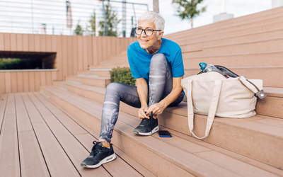 Femme âgée s'apprêtant pour un jogging