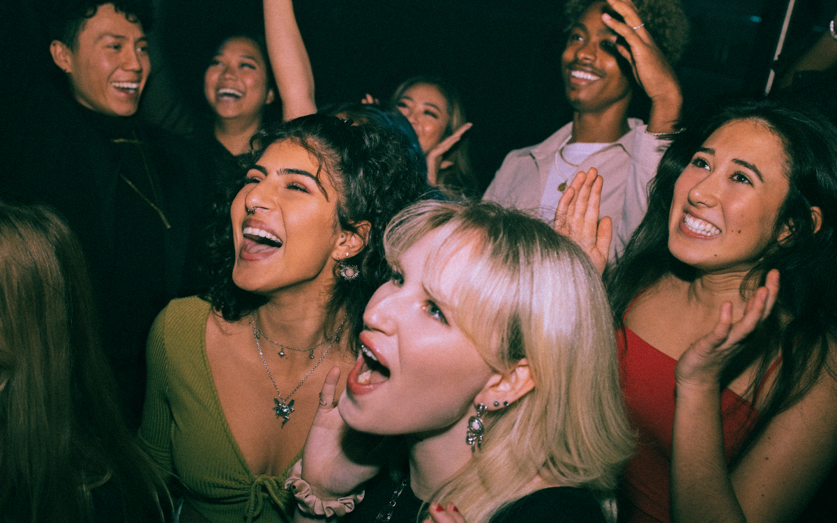 Des étudiants en train de danser.
