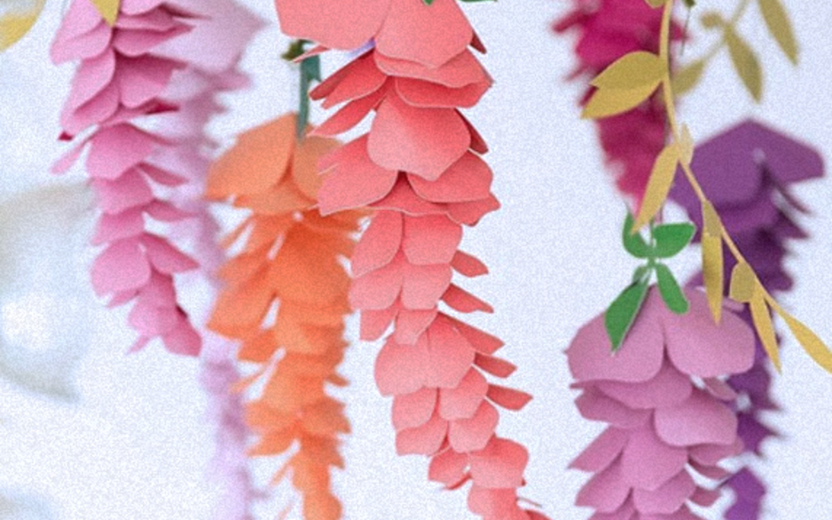 Photographie de glycines faites en papiers colorés