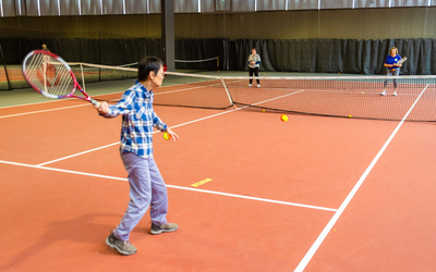 Séniors jouant au tennis