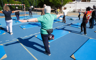 Séniors pratiquant de la gymnastique