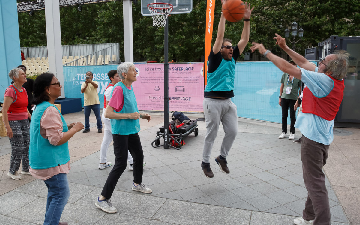Séniors jouant au basket