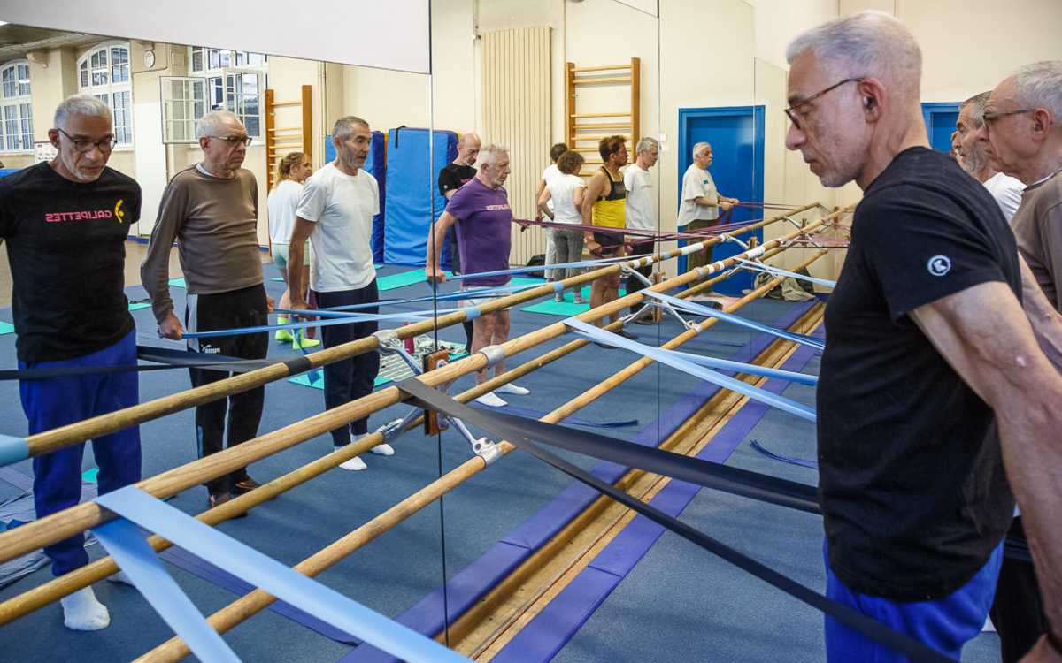 Séniors faisant de la gymnastique en salle