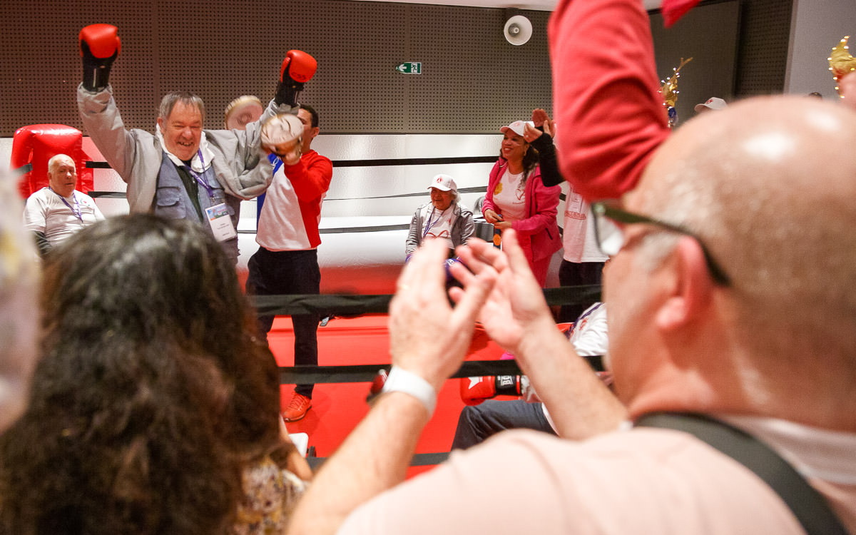 Séniors pratiquant la boxe
