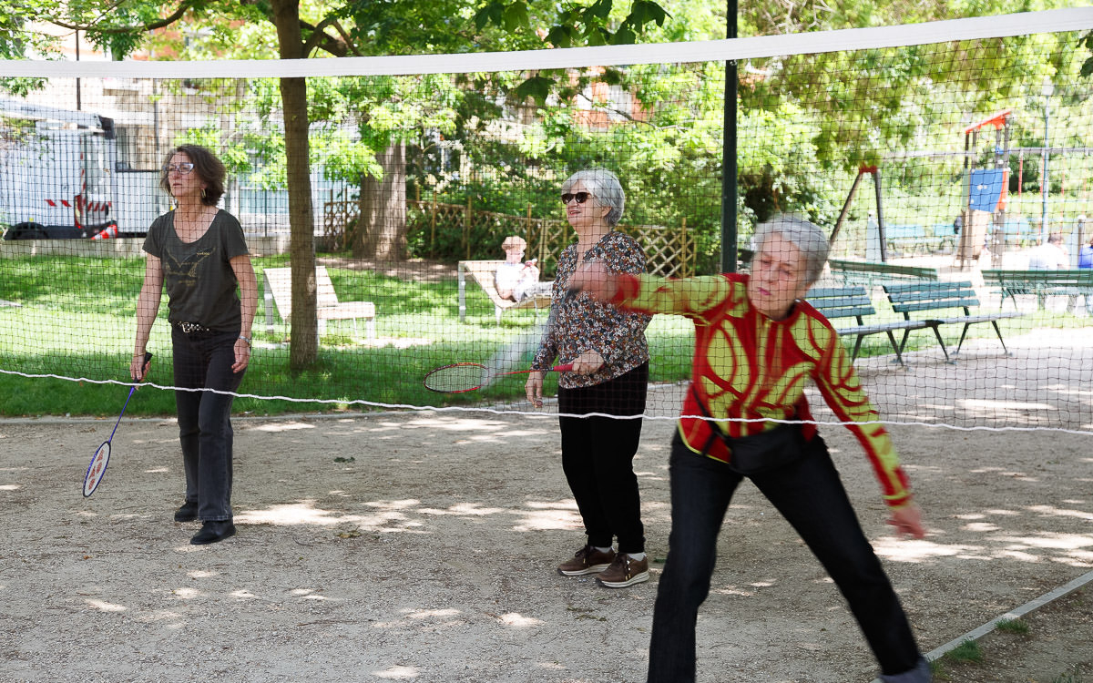 Séniors jouant au volley ball