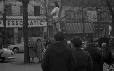 Funambule et badauds dans le 10e, en noir et blanc