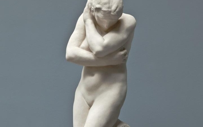 Sculpture représentant une femme qui s'enlace