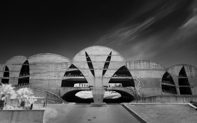 photo en noir et blanc d'une construction en béton