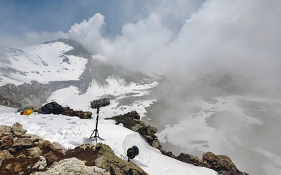 photo d'une montagne et d'un micro