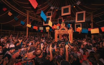 Foule dans un club face à une installation du collectif "La Horde" 