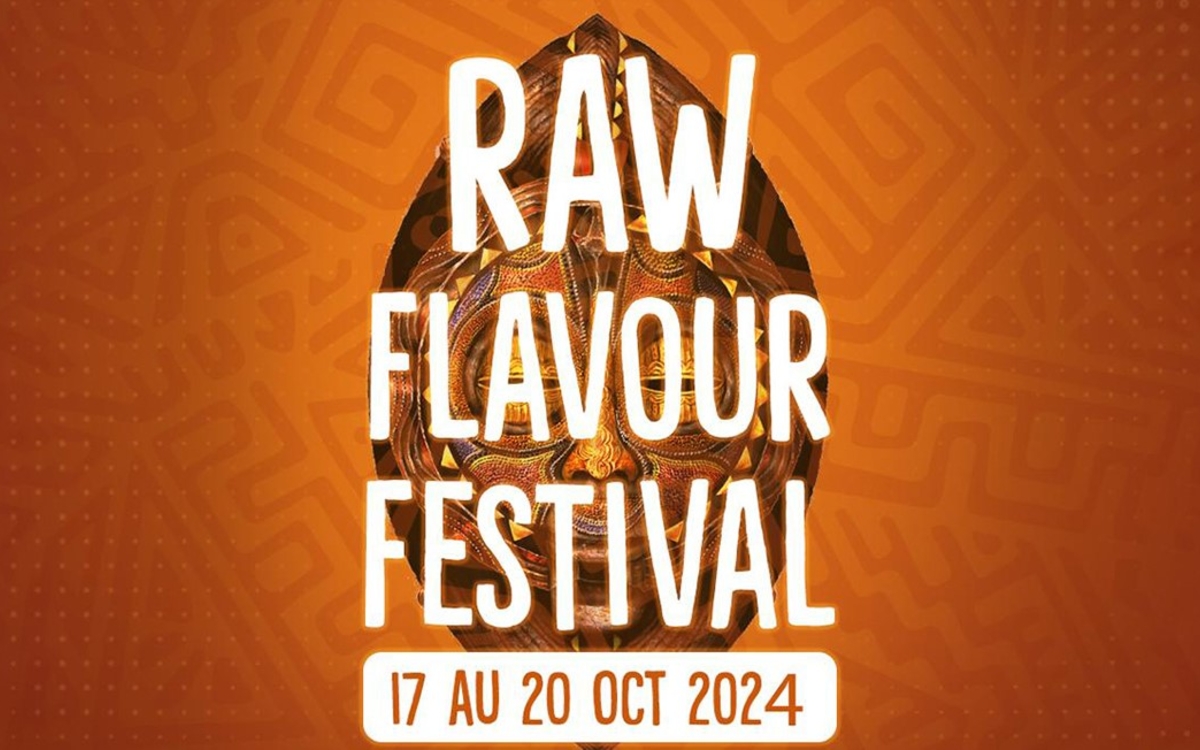 Affiche du Raw Flavour festival. Masque africain au centre, affiche orange, informations sur le lieu, la date, etc en texte.