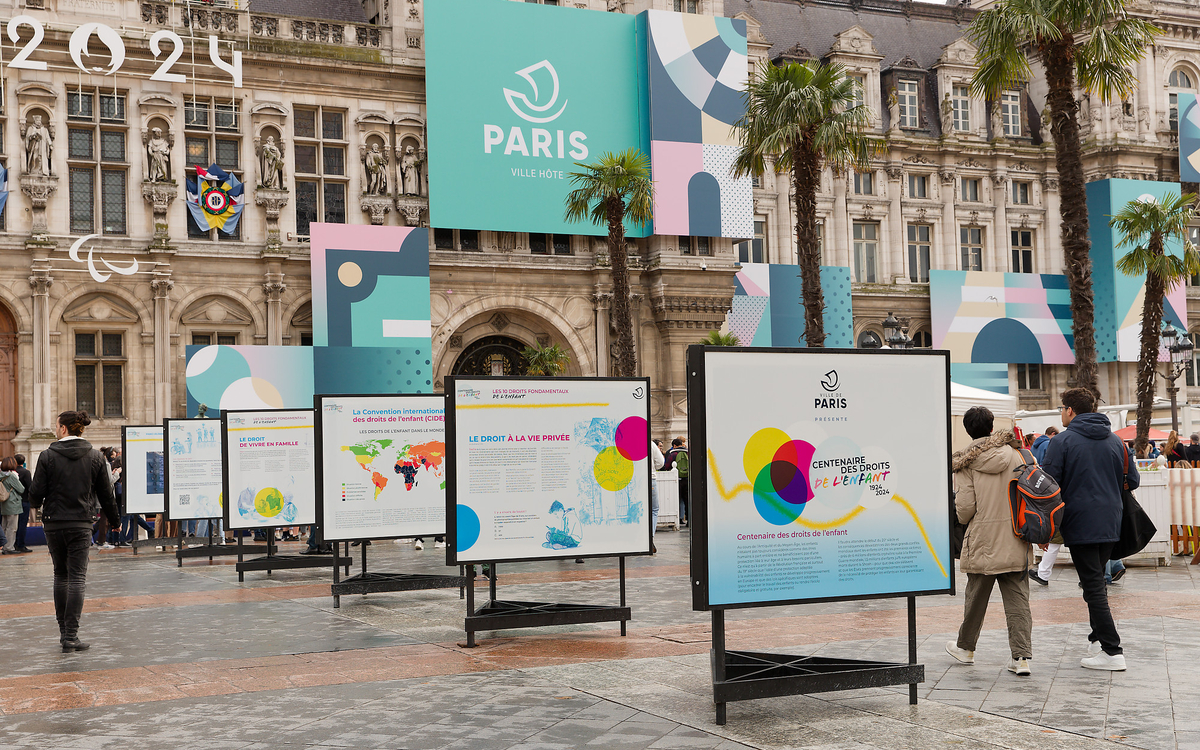 Des Parisiens admirent l'exposition