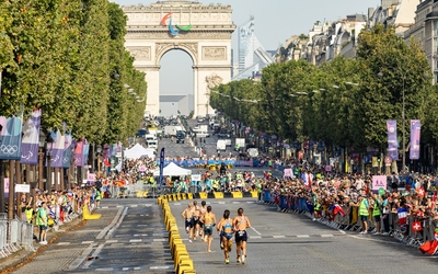 Coureuses sur les Champs-Elysées (8e)